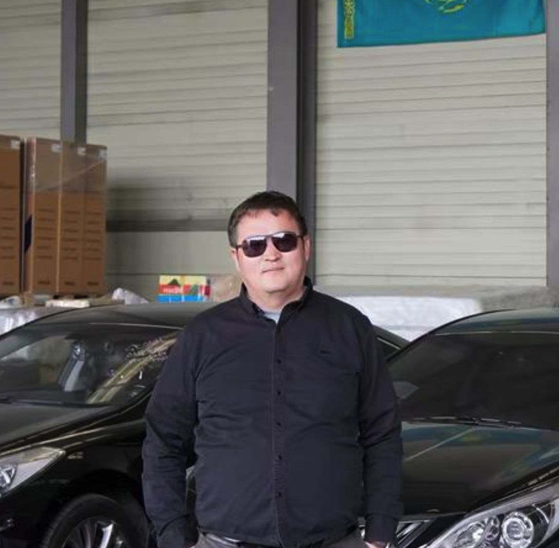 Арман на складе с автомобилями перед отправкой в Казахстан